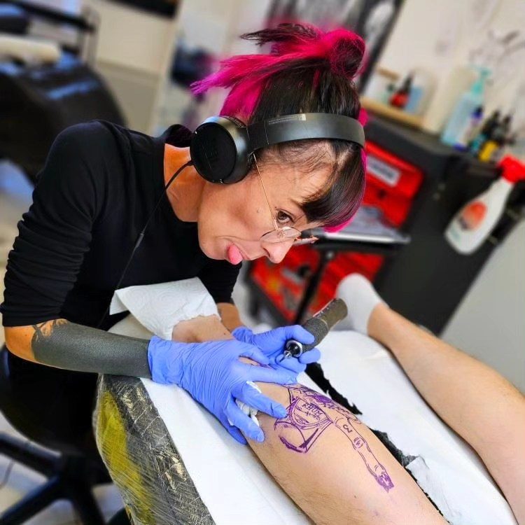 Milie-ink en train de tatouer a toulon 